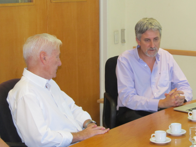 El rector electo, Dr. Juri, dialoga con el decano de la FCQ (UNC), Dr. Chiabrando.