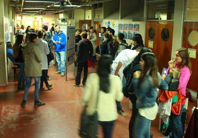 La exposición se realizó el miércoles 11 en planta baja del Edificio Ciencias 1. El viernes hubo visitas guiadas.