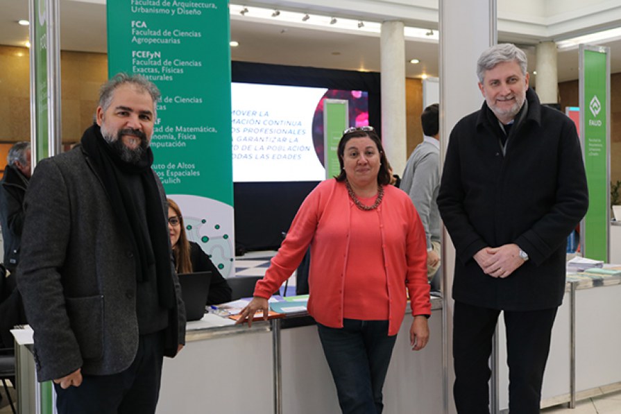De izq. a der.: Dr. Mariscal, vicedecano; Dra. Canavoso, directora de Posgrado; y Dr. Chiabrando, decano.