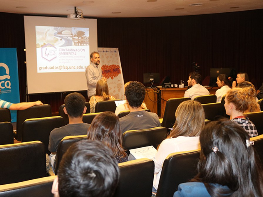 El Vicedecano de la FCQ, Dr. Mariscal, en la apertura del evento.